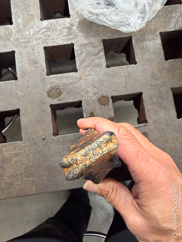 An end-on view of the hammer head, showing that the cross peen is crooked